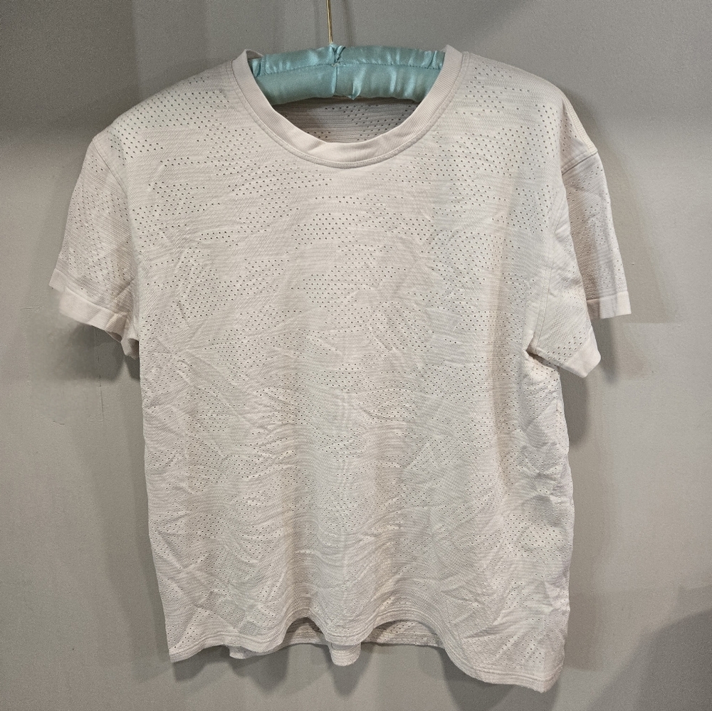 Lululemon Athletica• Womens White Breathable Camo Print Short Sleeve Tee. Sz 8